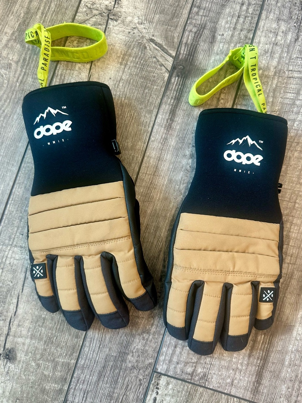 DOPE Ace 22 ski/snowboard gloves GOLD W/ wrist straps